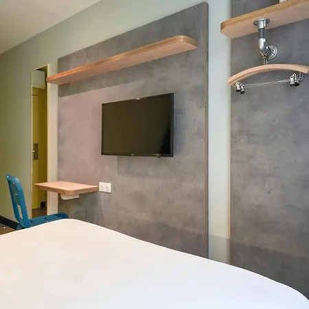 Ibis Budget Saint-Maurice Hotel